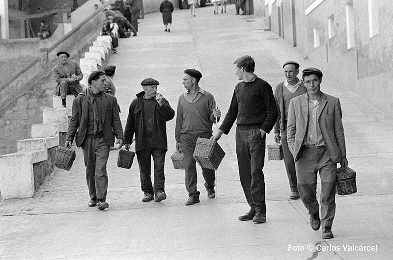 KONICA MINOLTA DIGITAL CAMERA Marineros en Malpica a mediado de los años 70.
