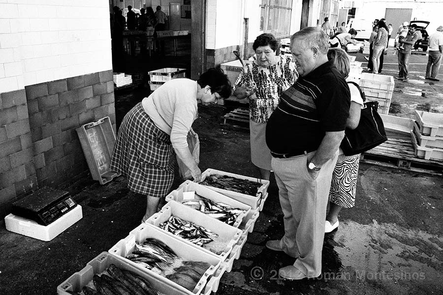 P1020927 Venta de pescado a la puerta de la lonja en Malpica